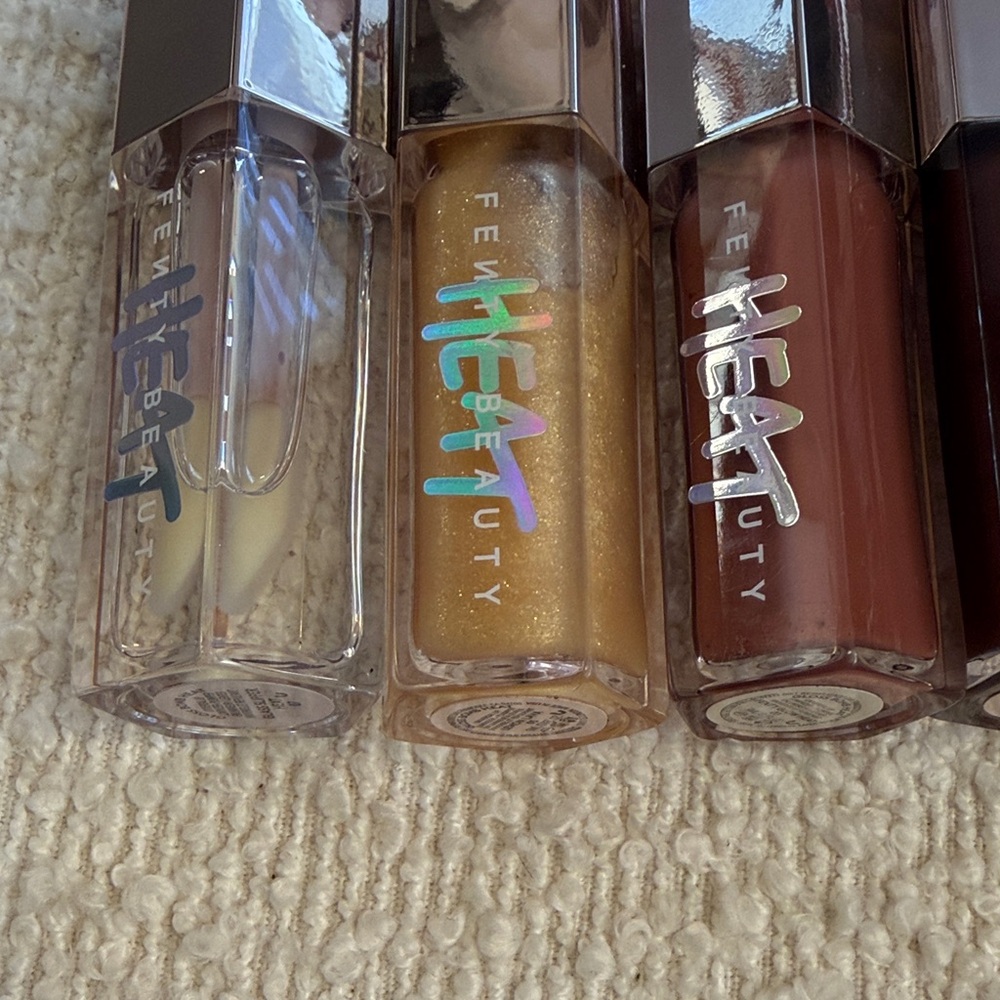 New Fenty Beauty
Gloss Bomb Heat Universal Lip Luminizer Plumper all shades - Picture 2 of 5